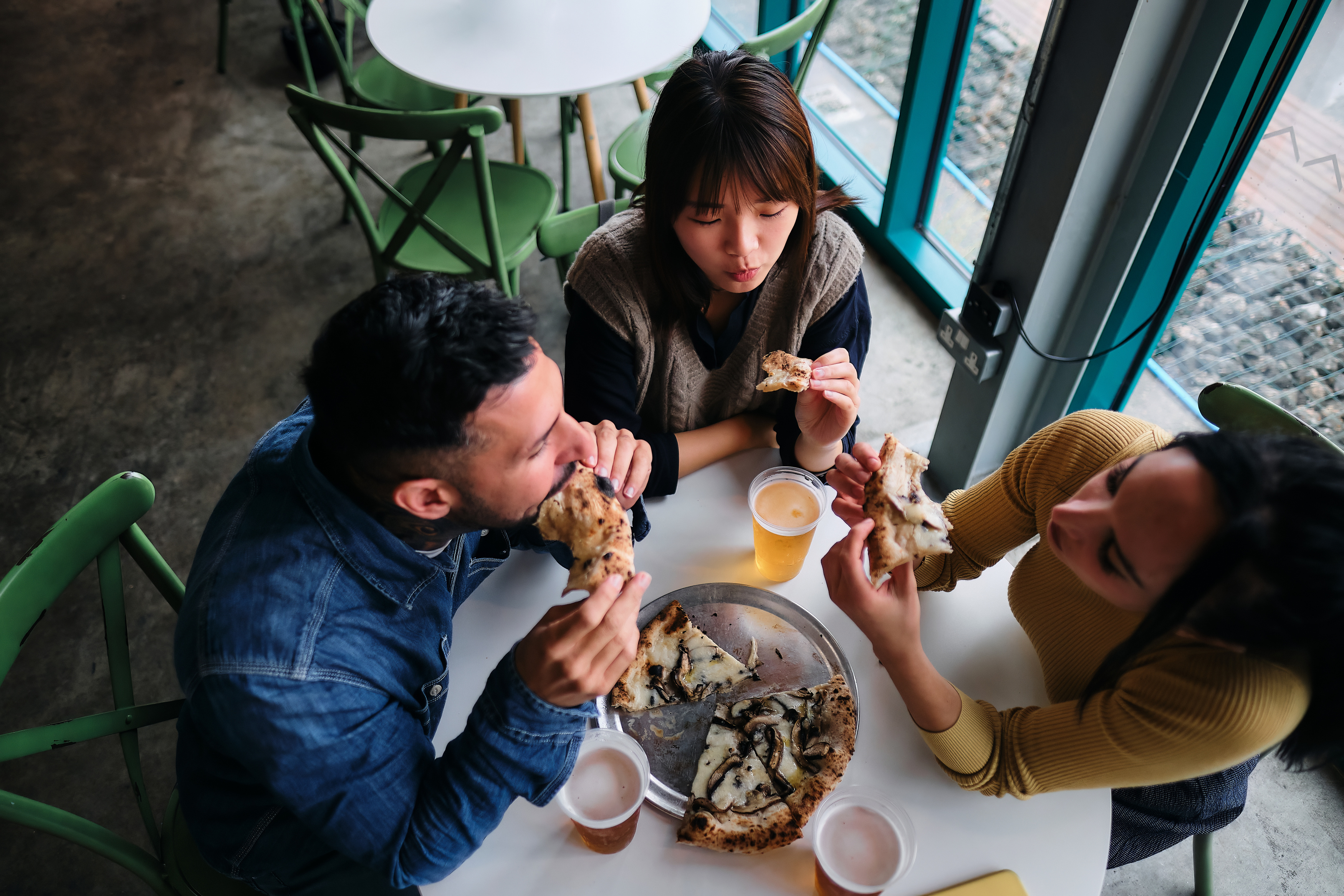 eating oysters